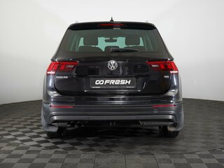 2017 Volkswagen Tiguan II, чёрный, 1530000 рублей, вид 4