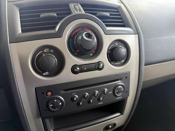 2005 Renault Megane II, красный - вид 12