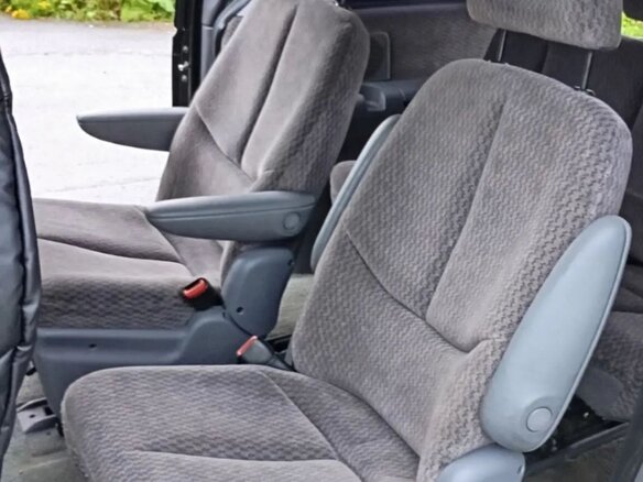 1998 Chrysler Voyager III, чёрный - вид 3