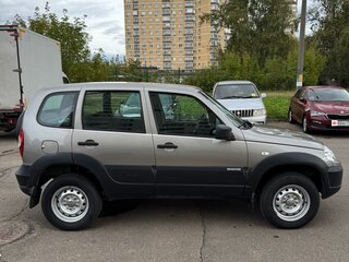 2017 Chevrolet Niva I Рестайлинг, серый, 700000 рублей, вид 4