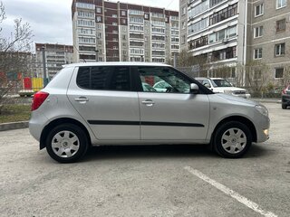 2011 Skoda Fabia II Рестайлинг, серебристый, 700000 рублей, вид 4