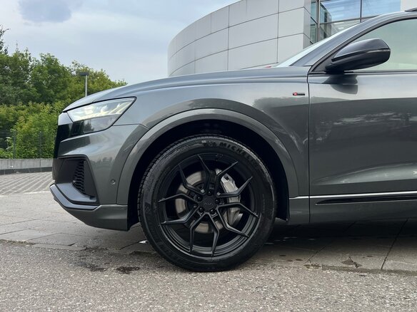 2019 Audi Q8 55 TFSI I (4M), серый, 6100000 рублей - вид 23