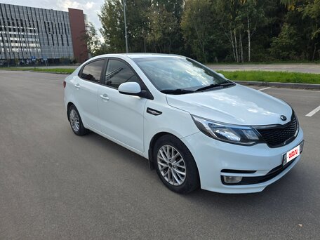 2016 Kia Rio III Рестайлинг, белый, 920000 рублей, вид 3