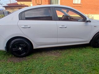 2021 Kia Rio IV Рестайлинг, белый, 1840000 рублей, вид 4