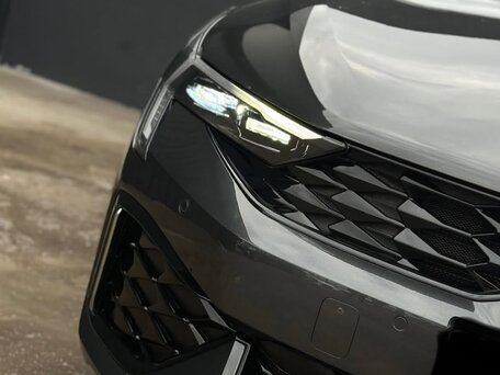 2026 Kia K5 III Рестайлинг, серый, 4390000 рублей, вид 4