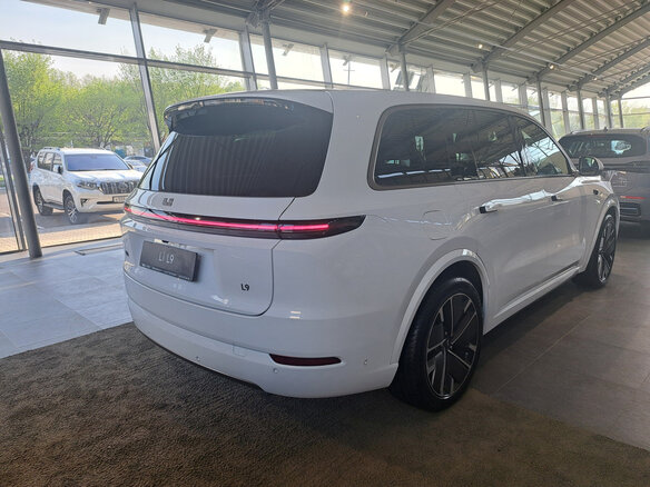 2026 Li Auto (Lixiang) L9 52.3 kWh I Рестайлинг, белый - вид 3