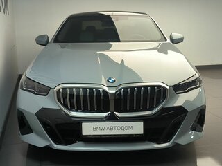 2025 BMW 5 серии 530i xDrive VIII (G60/G61/G68), серый, 8990000 рублей, вид 3