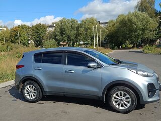 2019 Kia Sportage IV Рестайлинг, серебристый, 1800000 рублей, вид 3