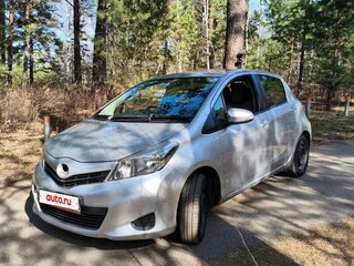 2014 Toyota Vitz III (XP130), серебристый, 670000 рублей, вид 1