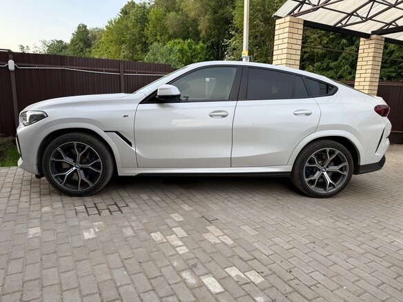 2021 BMW X6 40d III (G06), белый, 6200000 рублей - вид 25