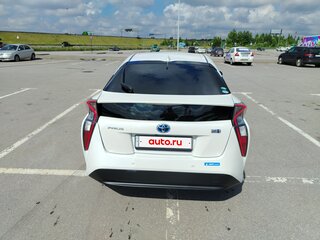 2017 Toyota Prius IV (XW50), белый, 1560000 рублей, вид 2