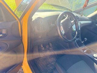 2015 Ford Galaxy II Рестайлинг, жёлтый, 900000 рублей, вид 4