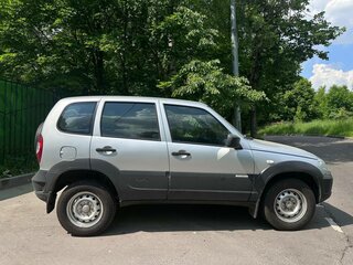 2016 Chevrolet Niva I Рестайлинг, серебристый, 480000 рублей, вид 2