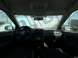 2013 Skoda Fabia II Рестайлинг, серебристый, 655000 рублей, вид 2