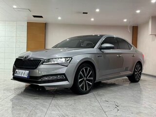2023 Skoda Superb III Рестайлинг, серебристый, 2050000 рублей, вид 1