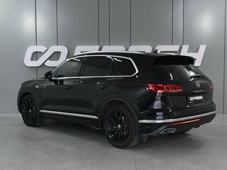 2021 Volkswagen Touareg III, чёрный, 5699000 рублей, вид 2