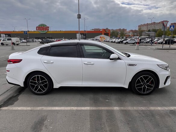 2019 Kia Optima IV Рестайлинг, белый, 2570000 рублей - вид 2