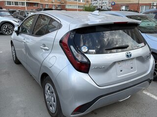 2023 Toyota Aqua II, серебристый, 1150000 рублей, вид 4