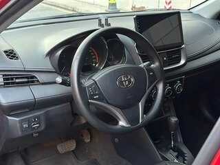 2023 Toyota Yaris L X XP150 Рестайлинг, красный, 1050333 рублей, вид 5
