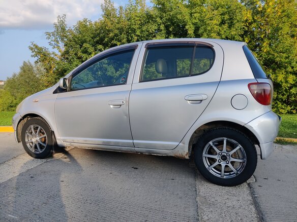 1999 Toyota Vitz I (P10), серебристый - вид 3