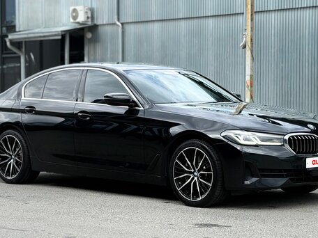 2021 BMW 5 серии 530i xDrive VII (G30/G31/G38) Рестайлинг, чёрный, 4500000 рублей, вид 3