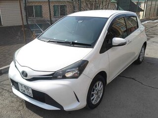 2016 Toyota Vitz III (XP130) Рестайлинг, белый, 680000 рублей, вид 1