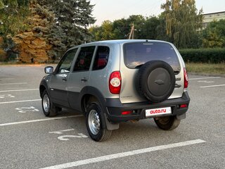 2013 Chevrolet Niva I Рестайлинг, серебристый, 580000 рублей, вид 3
