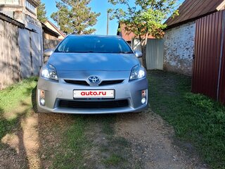 2011 Toyota Prius III Рестайлинг (XW30), серебристый, 1150000 рублей, вид 3