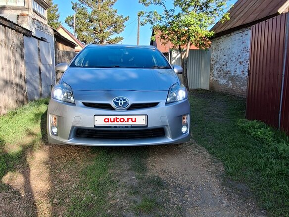 2011 Toyota Prius III Рестайлинг (XW30), серебристый, 1150000 рублей - вид 2