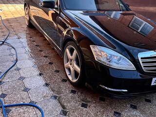 2010 Mercedes-Benz S-Класс 500 V (W221) Рестайлинг, чёрный, 1600000 рублей, вид 3
