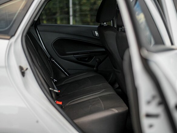 2015 Ford Fiesta Mk6 Рестайлинг, белый, 460000 рублей - вид 9