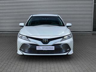 2018 Toyota Camry VIII (XV70), белый, 2825000 рублей, вид 2