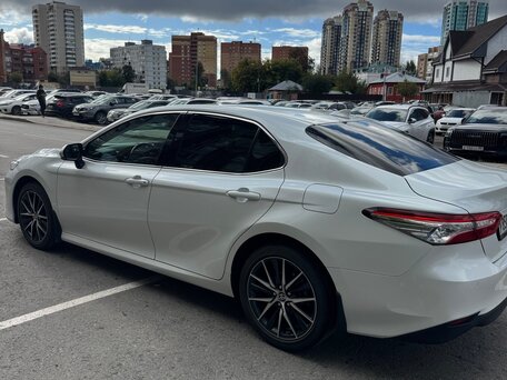 2021 Toyota Camry VIII (XV70) Рестайлинг, белый, 3300000 рублей, вид 3