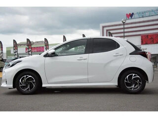 2023 Toyota Yaris IV, белый, 855000 рублей, вид 5