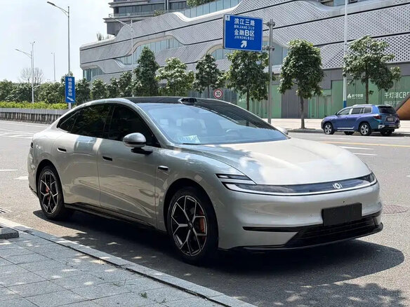 2025 Changan Qiyuan A06 28.39 kWh, серебристый, 2430000 рублей - вид 3