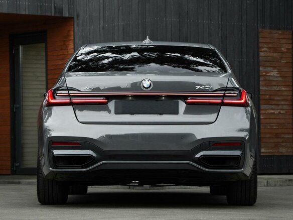 2021 BMW 7 серии Long 740Li xDrive VI (G11/G12) Рестайлинг, серый, 5400000 рублей - вид 3