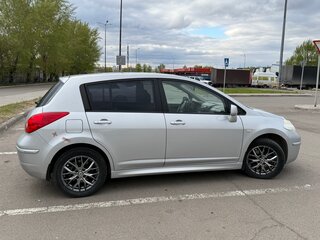 2012 Nissan Tiida I Рестайлинг, серебристый, 689000 рублей, вид 3