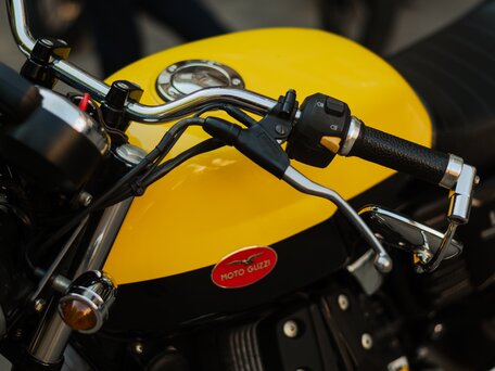 2013 Moto Guzzi V7 Spezial, жёлтый, 688000 рублей, вид 3