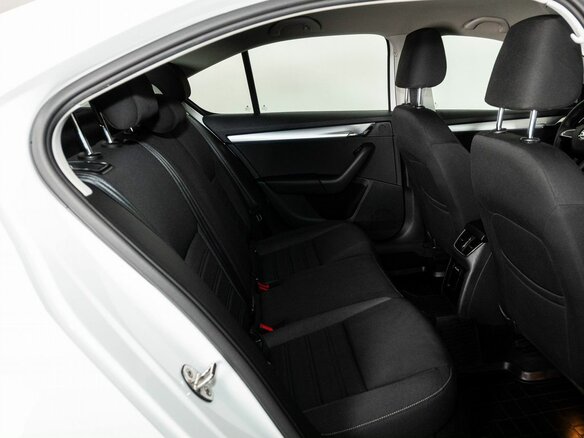 2019 Skoda Octavia III (A7) Рестайлинг, белый, 1730000 рублей - вид 5