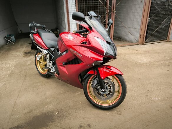 2010 Honda VFR 800, красный, 600000 рублей - вид 2