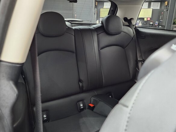 2022 Mini Hatch Cooper III (F55/F56) Рестайлинг 2, белый, 2051000 рублей - вид 16