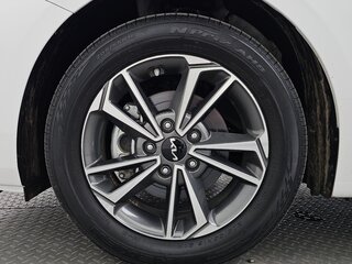 2024 Kia K3 II Рестайлинг, белый, 1950000 рублей, вид 5