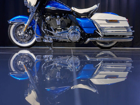 2021 Harley-Davidson Electra Glide Revival, голубой, 2750000 рублей - вид 2