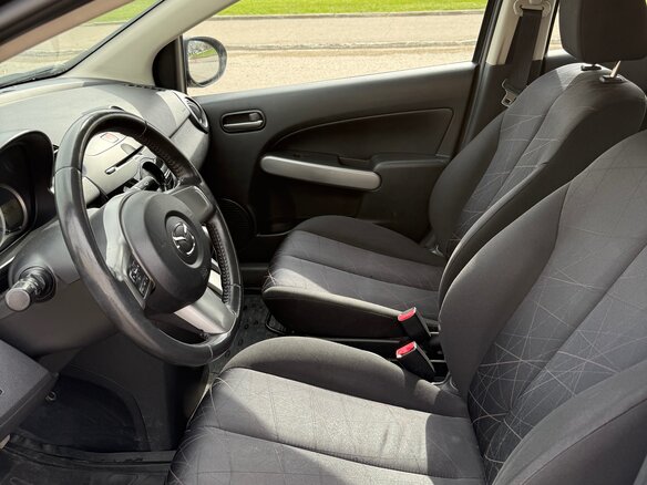 2011 Mazda 2 II Рестайлинг (DE2), серый, 630000 рублей - вид 9