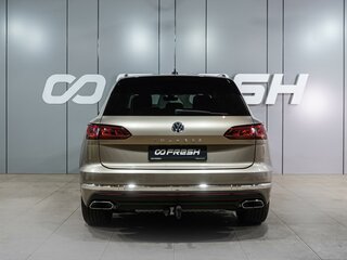 2018 Volkswagen Touareg III, бежевый, 4139000 рублей, вид 4