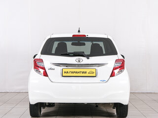 2016 Toyota Vitz III (XP130) Рестайлинг, белый, 929000 рублей, вид 5