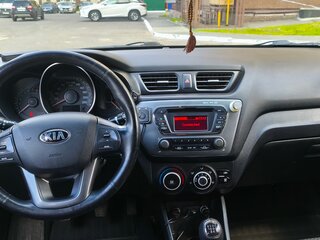2013 Kia Rio 5-speed III, серый, 760000 рублей, вид 4