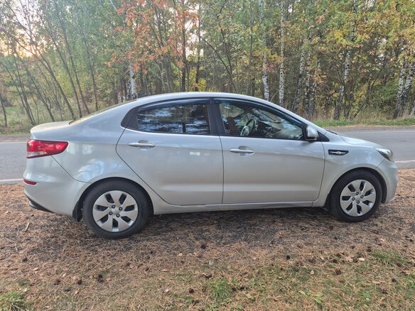 2017 Kia Rio III Рестайлинг, серебристый - вид 1