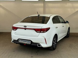 2020 Kia Rio IV Рестайлинг, белый, 1480000 рублей, вид 4