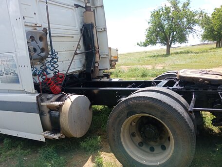 2004 Volvo VNL, белый, 1150000 рублей, вид 4